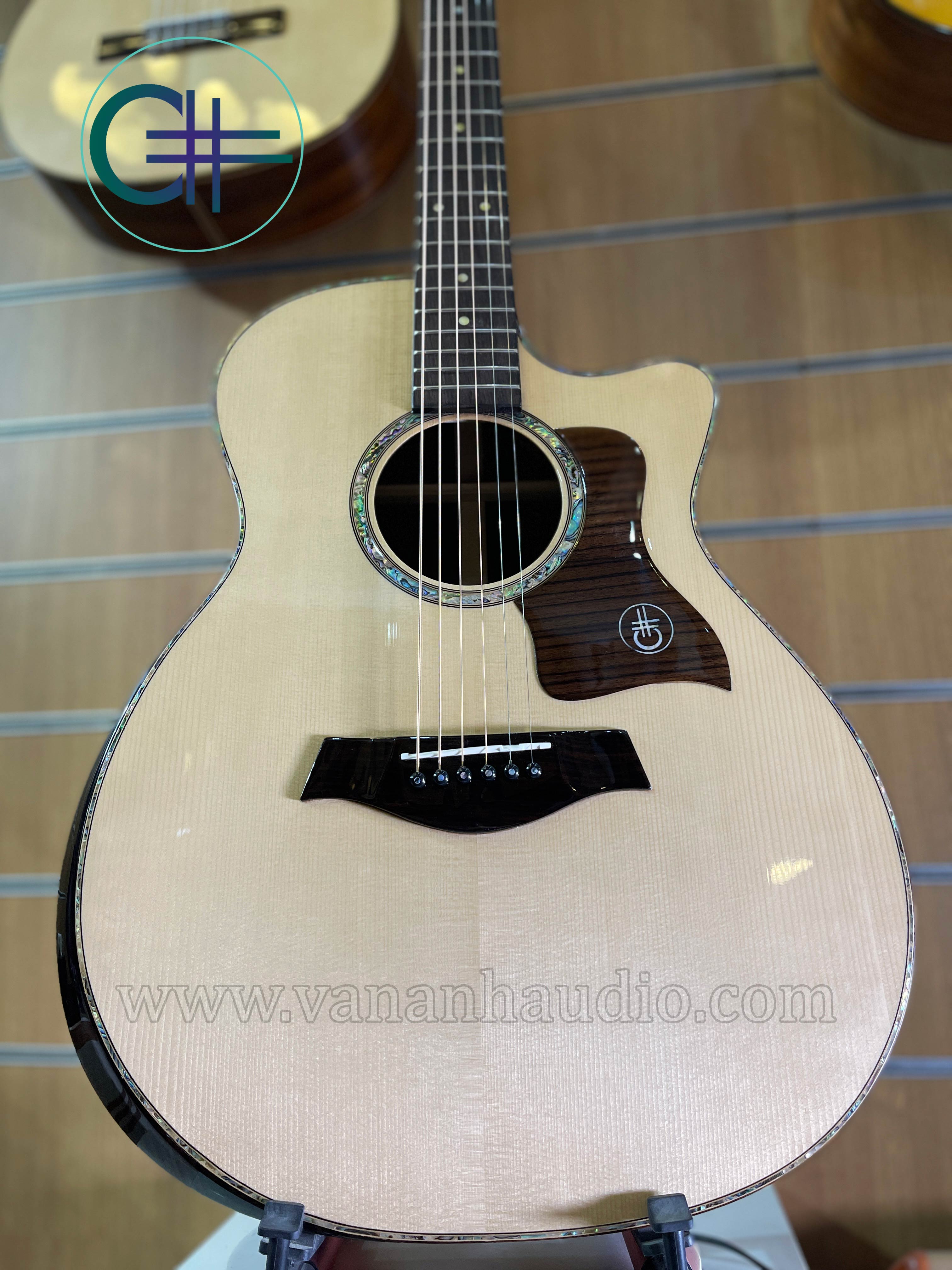 Đàn Guitar Acoustic Custom CL2022 (Khảm trai và ốc xà cừ ) của anh Kim Gia Huy Đàn Guitar Acoustic Custom CL2022 (Khảm trai và ốc xà cừ ) của anh Kim Gia Huy